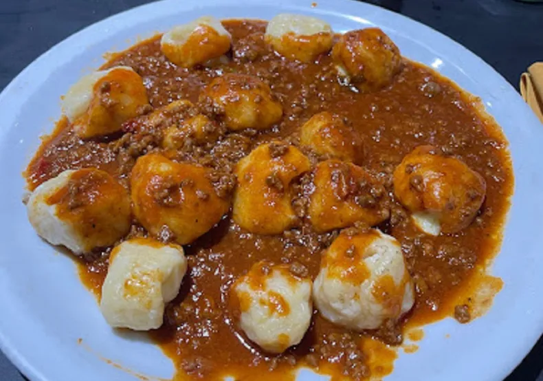 El bodegón de Buenos Aires que se destaca por sus rabas, provoletas y pastas