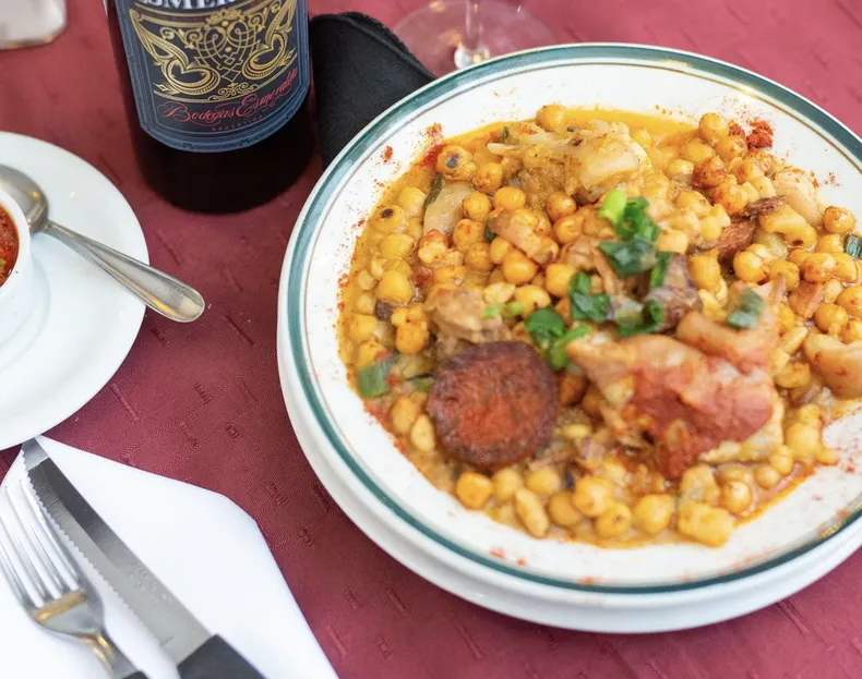 El bodegón de Buenos Aires que tiene especialidades alemanas y cerveza tirada