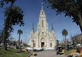 Escapadas: las mejores picadas, sabores caseros y boliches antiguos en un pueblo a 100 kilómetros de Capital