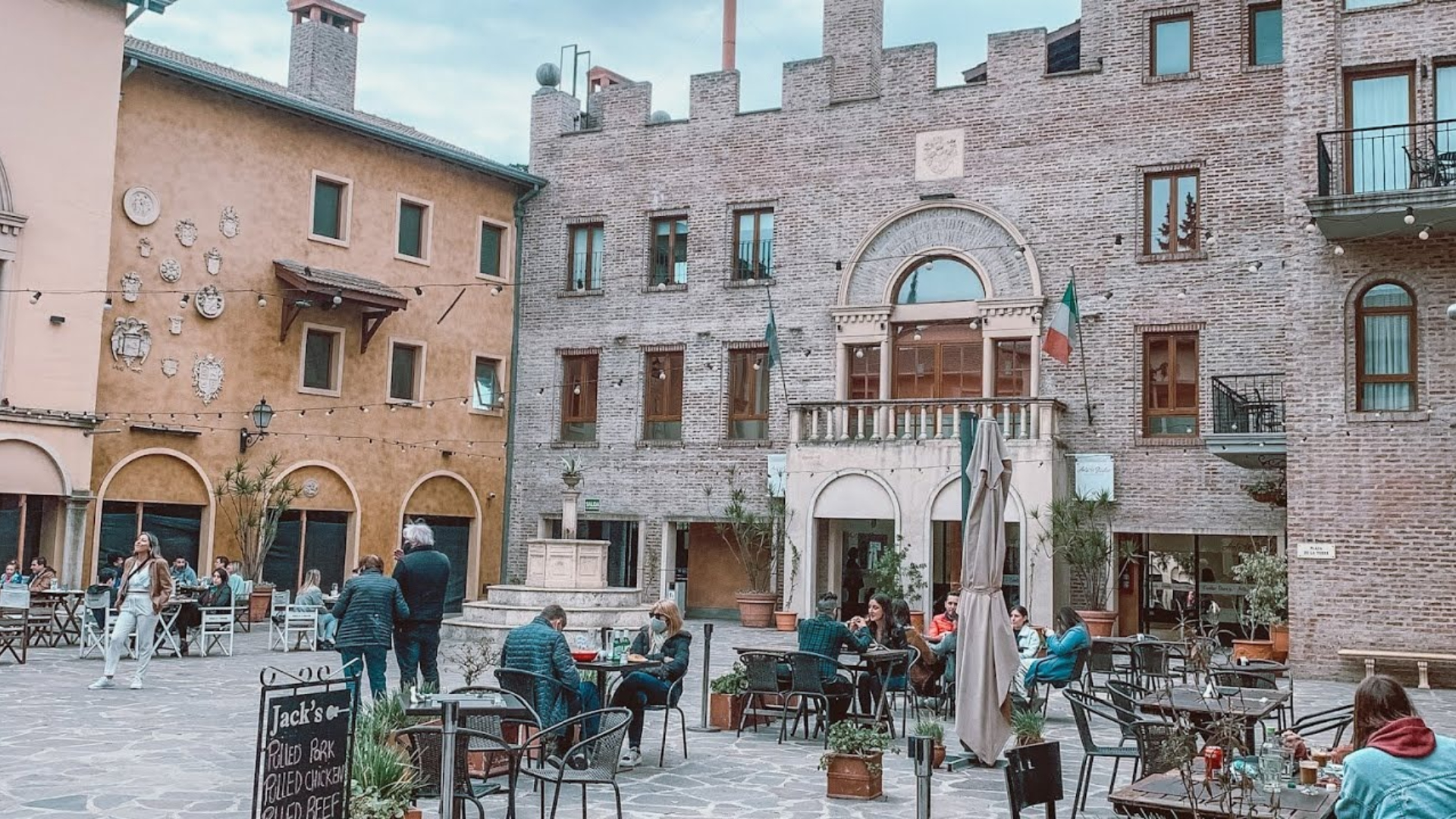 Italia en Buenos Aires: el «pueblito tano» que ostenta una hermosa plaza con restaurantes que te llevan a las Toscana