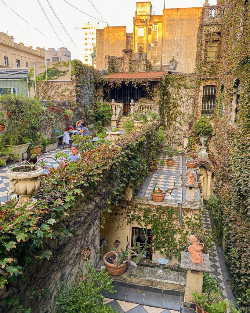 Atis: el bar de San Telmo que funcionó como un convento de monjas