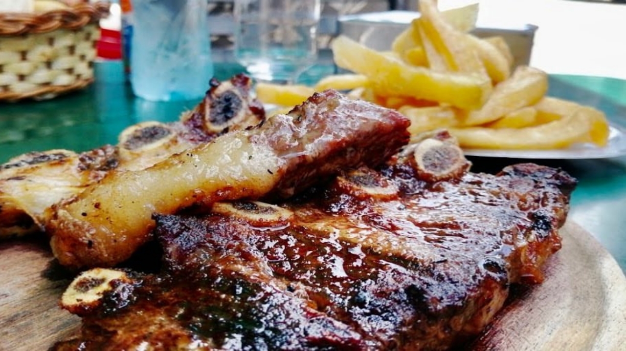 La parrilla más barata de Buenos Aires: sirven un vacío y una tira de asado imperdibles
